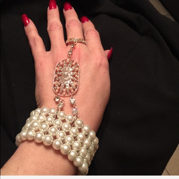 Jewelry - ❤️Beautiful simulated Pearl Bella Bracelet